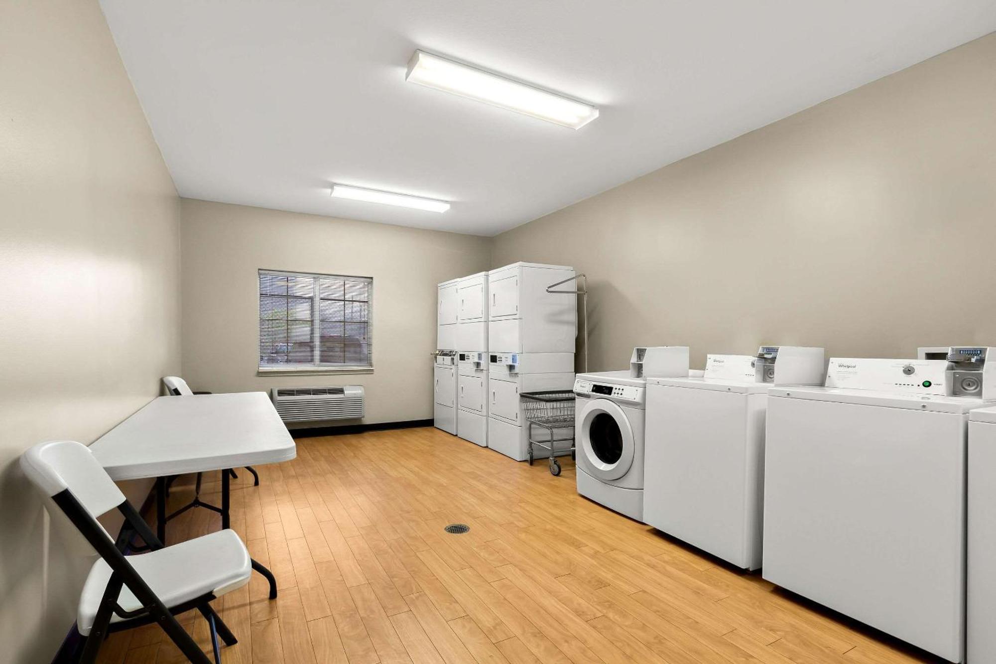 Suburban Studios Morgantown Ngoại thất bức ảnh